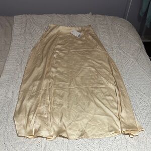 NWT- H&M Cream Satin Skirt (Size: 6)